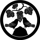 海外からのご依頼。先祖伝来の紋章を家紋にリメイクしました。 金葡萄に二羽の鳥