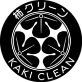 新会社のためのロゴマークご依頼。社名に因んだ柿の花を三つ割りにし、和洋社名入りのボーダーで囲みました。モノクロでは少し重いですがオレンジ系のツートーンでは映えるデザインです