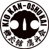 居合道道場からのご依頼。花分銅紋を刀の鍔に見立て中子の穴を白抜きで表現しました。周囲には道場名を和英文で囲んでいます