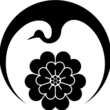 着物リメイク業からのご依頼。テーマは月、鳥、花とマルチなご希望。鶴とコラボしたオリジナル月輪に月と抜群の相性の月下美人を考案作図して組み合わせました